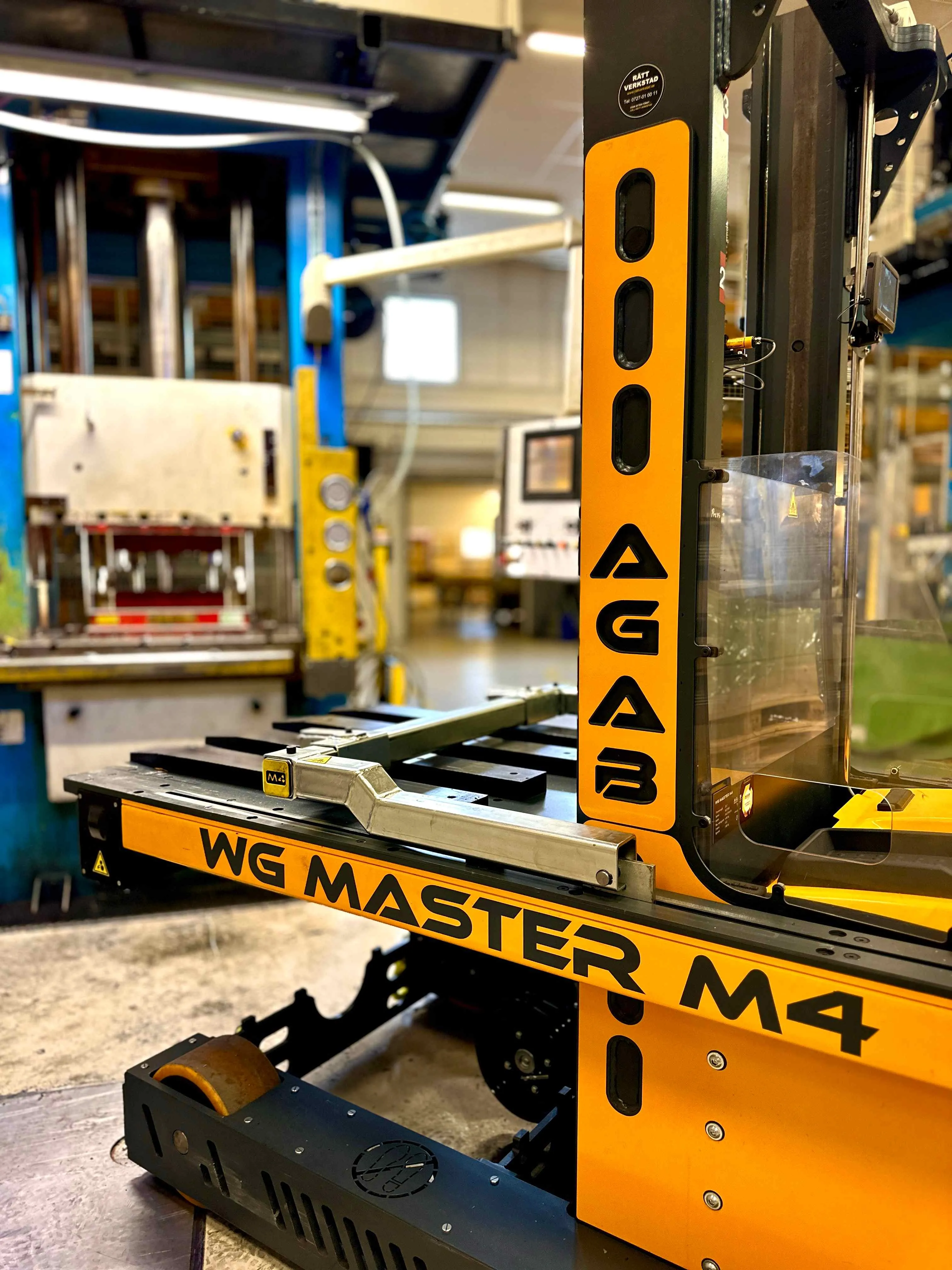 Hala produkcyjna z systemami transportowymi